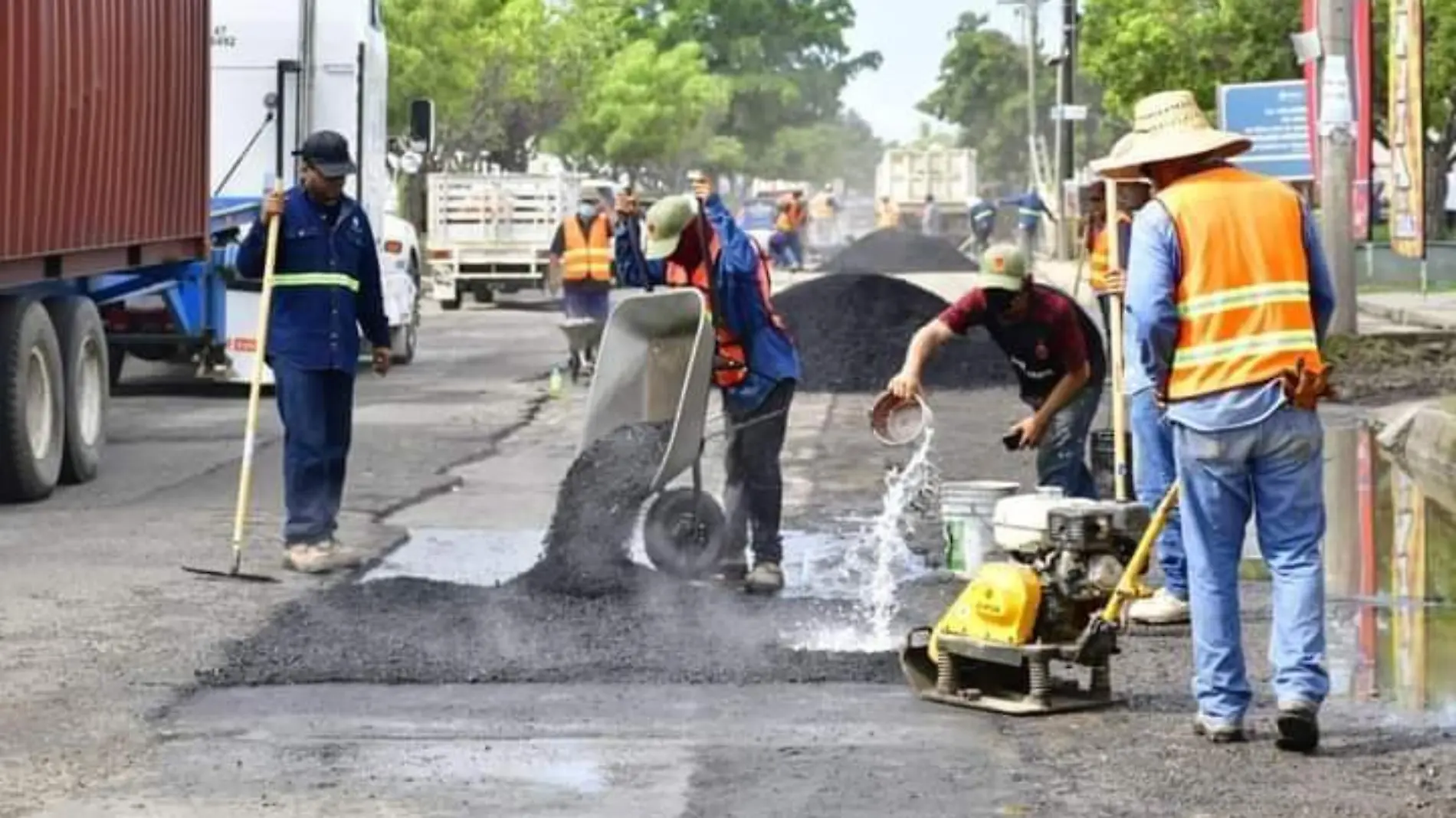 Lluvias dañan avenidas 2